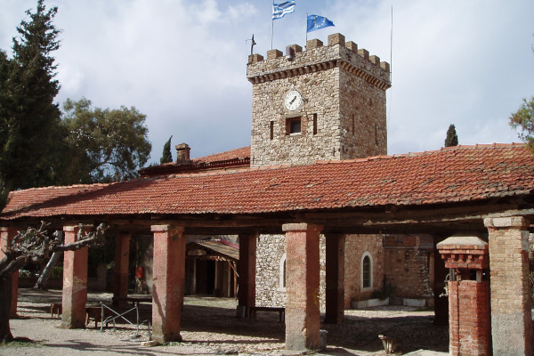 Ένας πύργος και άλλες εγκαταστάσεις του Οινοποιείου Αχάια Κλάους της Πάτρας στην Πελοπόννησο.