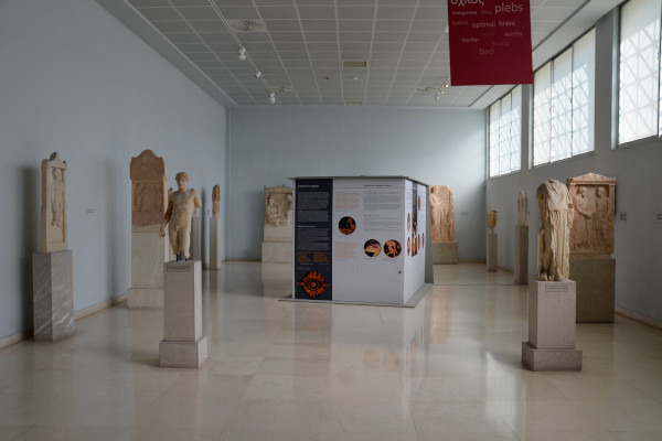 Μια εικόνα που δείχνει γλυπτά σε μία από τις αίθουσες του Αρχαιολογικού Μουσείου Πειραιά.