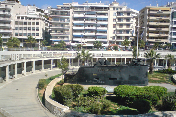 Μια εικόνα της μπροστινής αυλής και της κύριας εισόδου του Ελληνικού Ναυτικού Μουσείου στον Πειραιά.