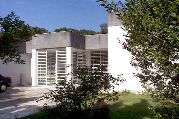 Η κύρια είσοδος και η μπροστινή αυλή του Αρχαιολογικού Μουσείου Πολυγύρου.