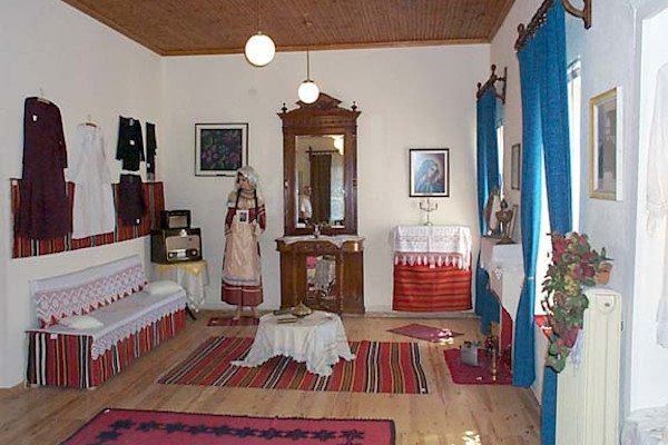 Το εσωτερικό του Λαογραφικού Μουσείου Πολυγύρου που θυμίζει μια τυπική παραδοσιακή αίθουσα του παρελθόντος.