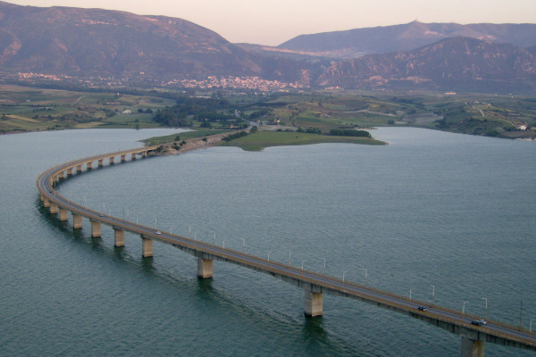 Μια πανοραμική φωτογραφία της τεχνητής λίμνης του Πολύφυτου και της γέφυρας της Νεράιδας που διασχίζει τη λίμνη.