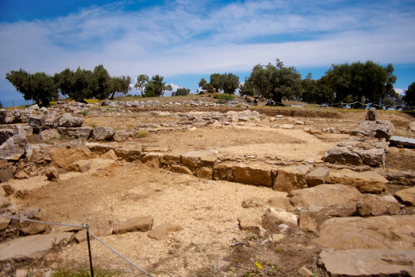 Τα ερείπια του Ιερού του Ποσειδώνα στον Πόρο με δέντρα που μεγάλωσαν γύρω τους.