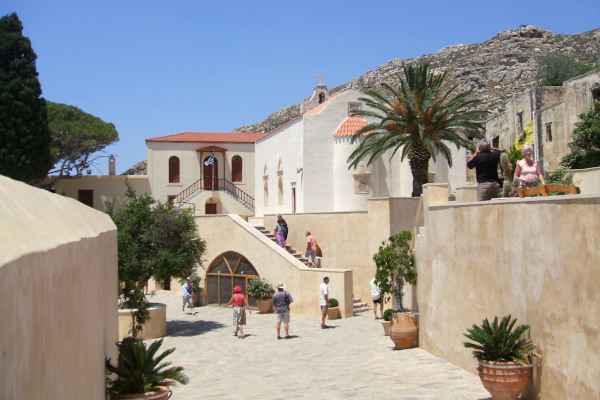 Η εσωτερική αυλή και τα κτίρια της Μονής στην Πρέβελη στο νησί της Κρήτης.
