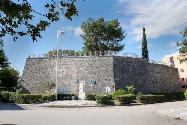 Μια εικόνα που δείχνει τα νοτιοανατολικά τείχη του Φρουρίου του Αγίου Ανδρέα της Πρέβεζας.