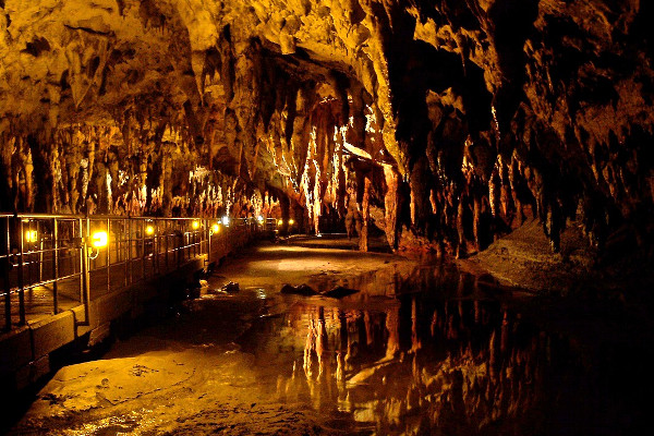 Το τεχνητό μονοπάτι του επισκέψιμου τμήματος του Σπηλαίου Αγγίτη ανάμεσα σε πολυάριθμους σταλακτίτες και σταλαγμίτες.