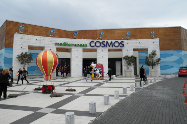 Μία από τις εισόδους του Shopping Mall Mediterranean Cosmos στην Θεσσαλονίκη.