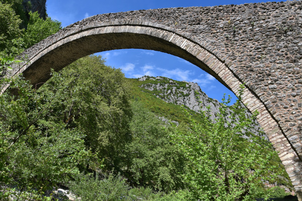 Μια κοντινή εικόνα του μονότοξου πέτρινου γεφυριού της Πύλης Τρικάλων.