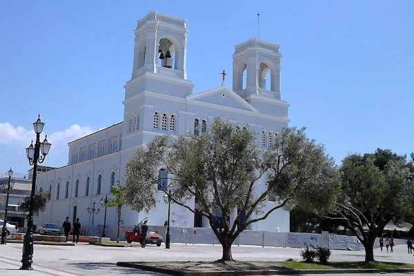 Η εκκλησία του Αγίου Νικολάου του Πύργου ελληνοκαθολικής αρχιτεκτονικής είναι μια λευκή εκκλησία με δύο καμπαναριά.