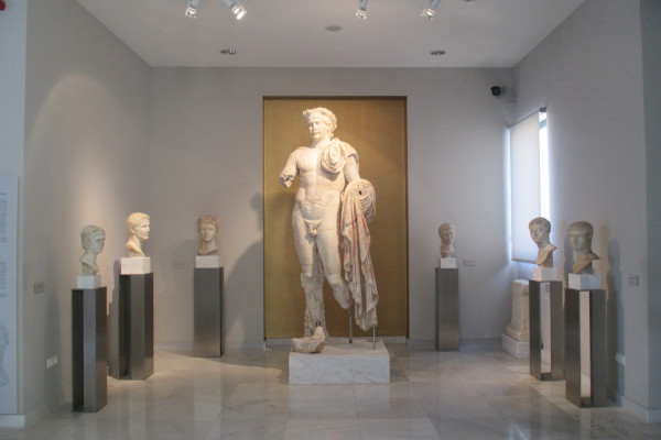 Το μεγάλο άγαλμα του Ρωμαίου αυτοκράτορα Τραϊανού σε ένα δωμάτιο του Αρχαιολογικού Μουσείου του Πυθαγορείου.