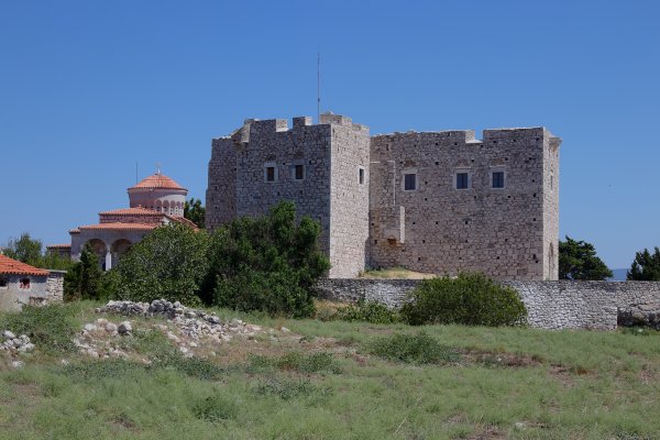 Ο Πύργος του Λυκούργου Λογοθέτη στη Σάμο είναι ένα διώροφο πετρόκτιστο οχυρό δίπλα σε ένα χορταριασμένο χωράφι.