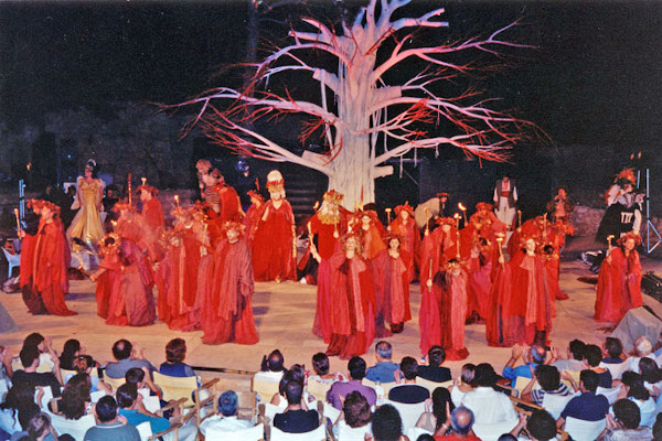 Ηθοποιοί επί σκηνής κατά τη διάρκεια παράστασης του Φεστιβάλ Αναγέννησης Ρεθύμνου στην Κρήτη.