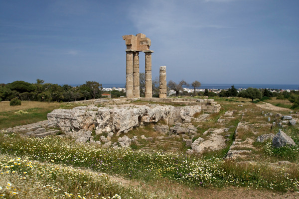 Ερείπια του ναού του Απόλλωνα στην Ακρόπολη της Ρόδου στον πράσινο λόφο.