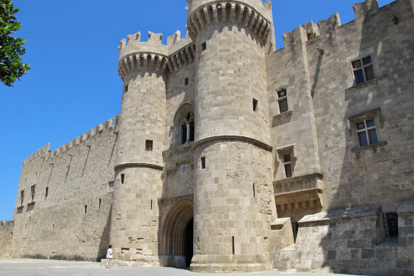 Η μπροστινή πλευρά και η κύρια είσοδος του Παλατιού του Μεγάλου Μαγίστρου των Ιπποτών της Ρόδου.