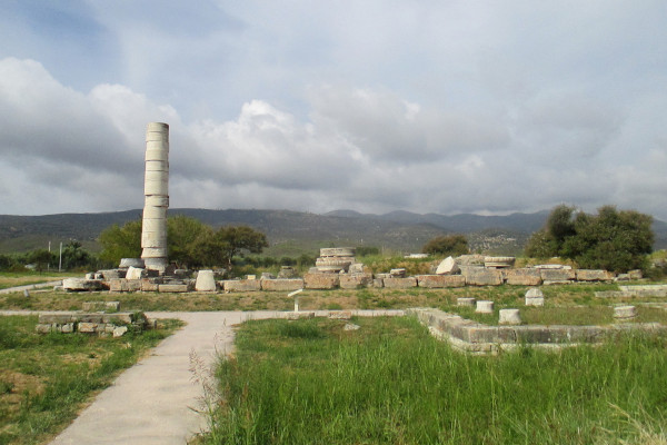 Φωτογραφία με κατάλοιπα από τον αρχαιολογικό χώρο του Ηραίου Σάμου.