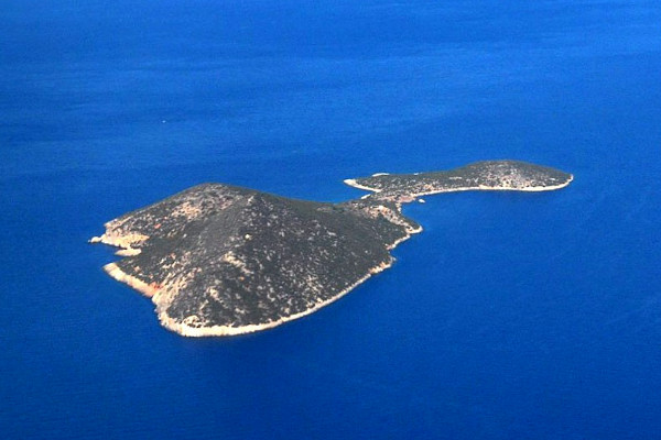 Μια πανοραμική φωτογραφία της Σαμιοπούλας περιτριγυρισμένης απο καταγάλανη θάλασσα.