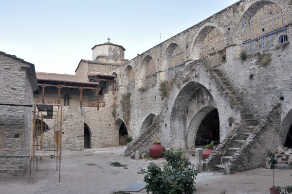 Η εσωτερική αυλή του πετρόχτιστου μοναστηριού συνδέεται με μια ταράτσα με κομψές σκάλες τυλιγμένες γύρω από μια τοξωτή πύλη.