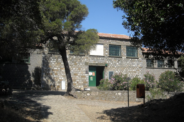 Η εξωτερική και η κύρια είσοδος του Αρχαιολογικού Μουσείου Σαμοθράκης.