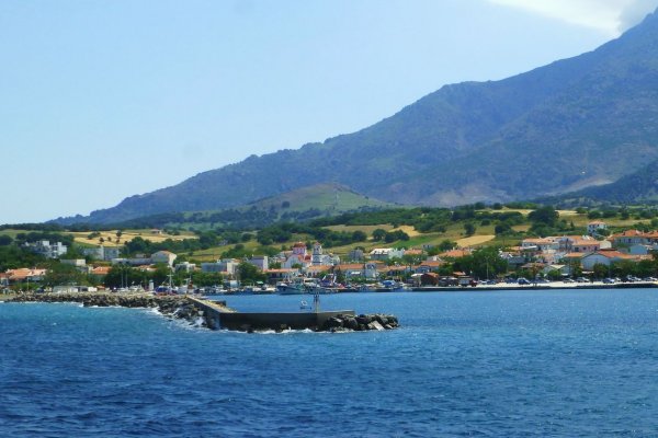 Μια εικόνα που δείχνει ένα τμήμα του χωριού Καμαριώτισσα το λιμάνι της Σαμοθράκης.