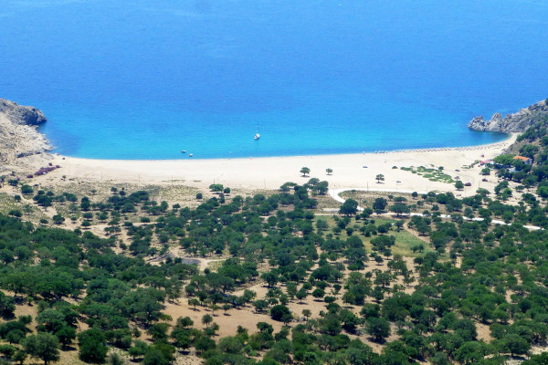 Αεροφωτογραφία που δείχνει την παραλία της Παχιάς Άμμου στο νησί της Σαμοθράκης.