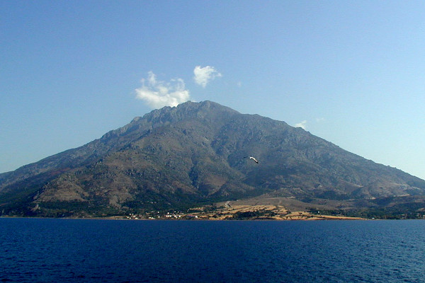 Μια ευρεία εικόνα που δείχνει το βουνό Σάος της Σαμοθράκης τραβηγμένη από τη θάλασσα.