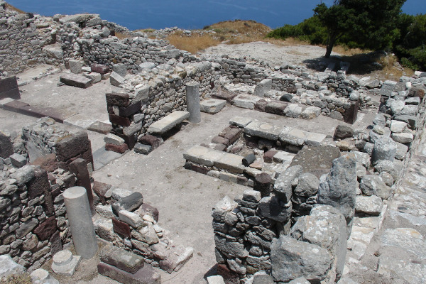 Ερείπια στον αρχαιολογικό χώρο της αρχαίας Θήρας στο νησί της Σαντορίνης.