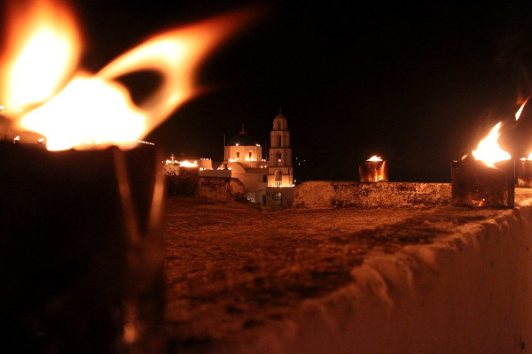 Αναμμένα φανάρια στο χωριό Πύργος το βράδυ της Αγίας Παρασκευής.