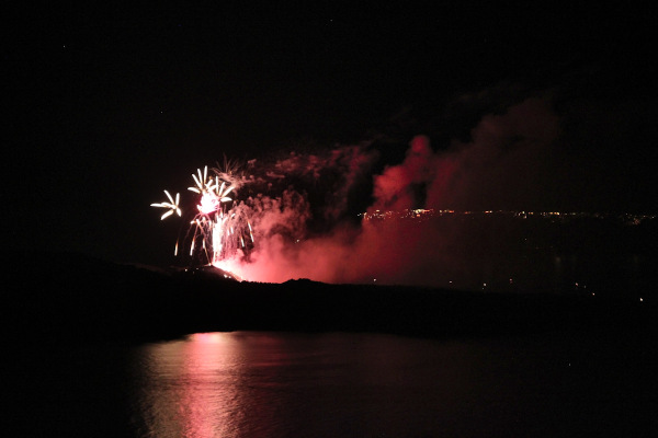 Πυροτεχνήματα πάνω από το ηφαίστειο της Σαντορίνης κατά τη διάρκεια του φεστιβάλ Ifestia (Volcano).