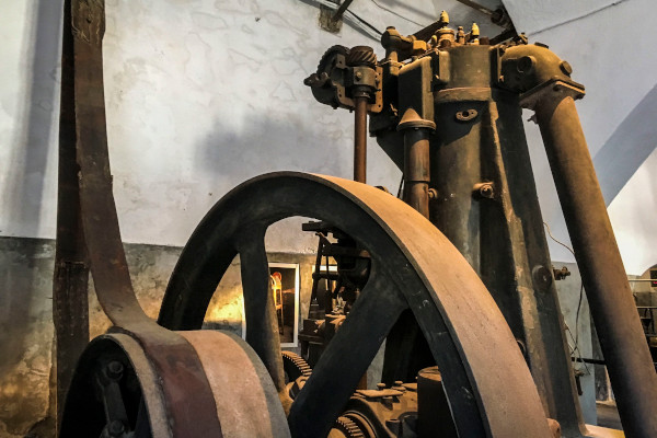 Μια εικόνα που δείχνει μια παλιά μηχανή στο Βιομηχανικό Μουσείο Τομάτας της Σαντορίνης.