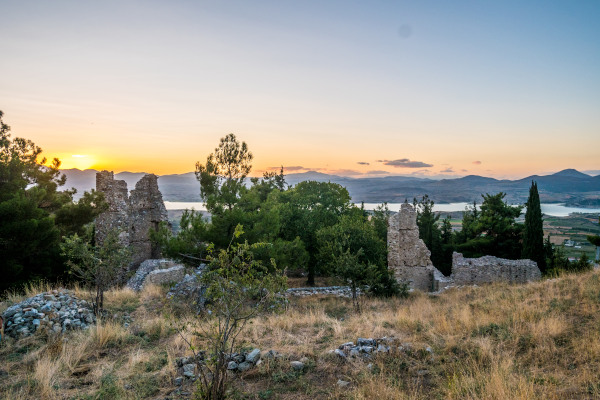 Τα ερείπια του βυζαντινού οχυρωμένου κάστρου των Σερβίων κατά την ανατολή του ηλίου.