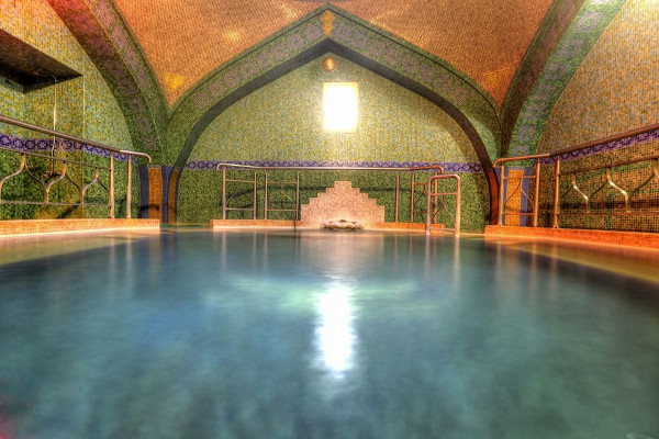 Το εσωτερικό της αίθουσας που φιλοξενεί τη ζεστή πισίνα και έχει όμορφους ψηφιδωτούς τοίχους.