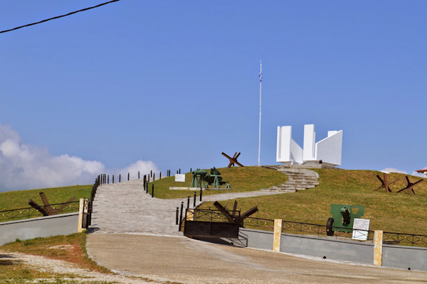 Το μνημείο και υπολείμματα από συρματόπλεγμα στην κορυφή του λόφου  Ρούπελ.