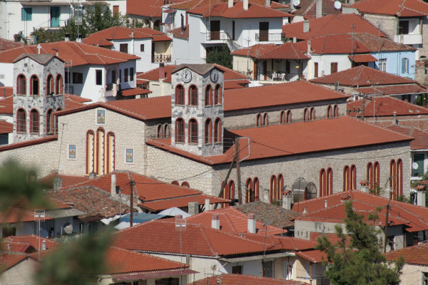 Ένα κοντινό στην εκκλησία του Αγίου Νικολάου που βρίσκεται ανάμεσα στα σπίτια του ομώνυμου χωριού στη Χαλκιδική
