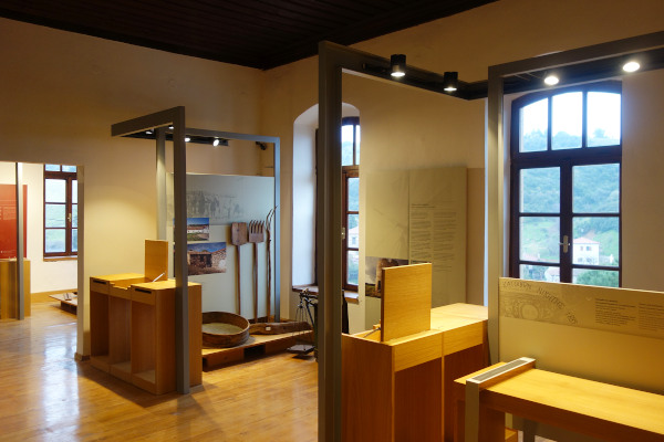 Μια εικόνα εσωτερικού ενός δωματίου του μουσείου με τα εκθέματα.