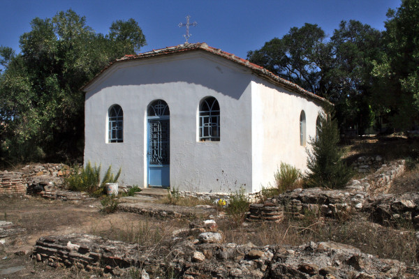 Η πρόσοψη και η κύρια είσοδος του παρεκκλησίου του Αγίου Γεωργίου χτισμένο στα ερείπια της παλιάς εκκλησίας.