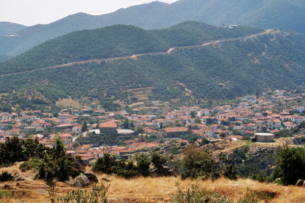 Μια επισκόπηση του χωριού Συκιά ανάμεσα στους λόφους και τα βουνά της  χερσονήσου της Σιθωνίας.