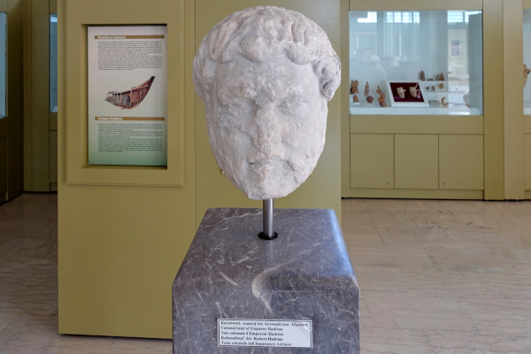 Μαρμάρινο κεφάλι του αυτοκράτορα Αδριανού, έκθεμα του Αρχαιολογικού Μουσείου Σητείας.