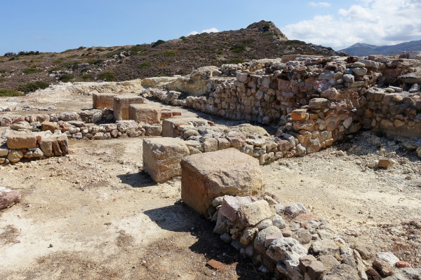 Εικόνα των ερειπίων του Αρχαιολογικού Χώρου της Μινωικής Πέτρας στη Σητεία της Κρήτης.