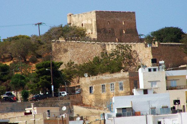 Μια φωτογραφία του Φρούριο Καζάρμα πάνω από κατοικημένη περιοχή στη Σητεία.