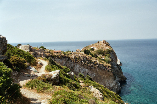 Εικόνα που δείχνει τα απόκρημνα βράχια της βραχώδους χερσονήσου του Μεσαιωνικού Κάστρου της Σκιάθου.