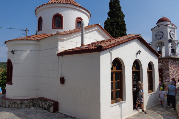 Μια εικόνα του εξωτερικού του ναού, συμπεριλαμβανομένης της κύριας εισόδου της εκκλησίας του Αγίου Νικολάου 