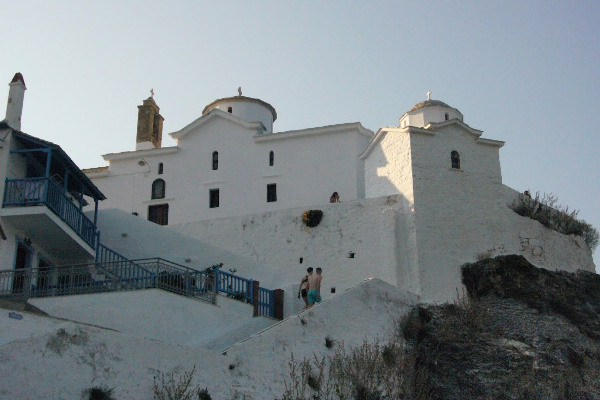 Ο λευκός Ναός (Πύργος Παναγίτσας) και τα σκαλιά που οδηγούν σε αυτόν.