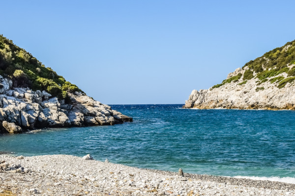 Φωτογραφία της παραλίας και των βράχων στο Γλυστέρι στο νησί της Σκοπέλου. 
