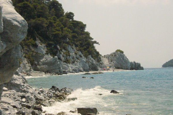 Μια φωτογραφία της παρθένας παραλίας Χόβολο στο νησί της Σκοπέλου.