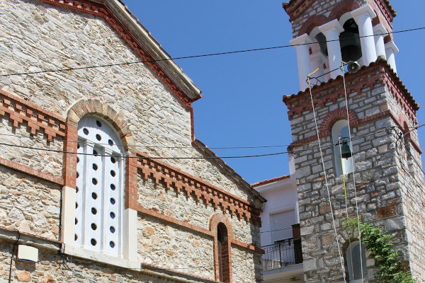 Μια φωτογραφία που δείχνει το εξωτερικού και το καμπαναριό της κεντρικής εκκλησίας της Μονής Αγίου Ρηγίνου.