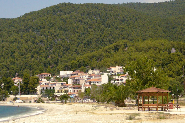 Το παραθαλάσσιο χωριό Νέο Κλήμα (Έλιος) της Σκοπέλου ανάμεσα στην πυκνή βλάστηση.