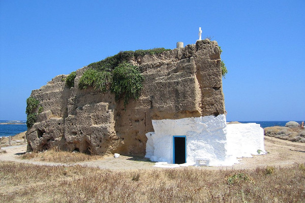 Το υπόσκαφο παρεκκλήσι του Αγίου Νικολάου στα Πούρια στο νησί της Σκύρου.