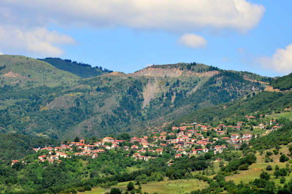 Μια επισκόπηση του χωριού Ρεντίνα των Αγράφων ανάμεσα στα γύρω βουνά και λόφους.