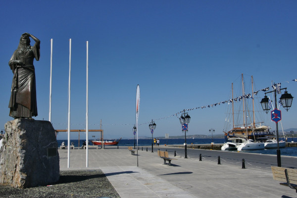 Φωτογραφία που δείχνει το άγαλμα της Μπουμπουλίνας στο λιμάνι των Σπετσών.