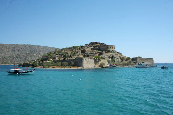 Μια εικόνα του νησιού της Σπιναλόγκα όπου είναι ορατές οι ενετικές οχυρώσεις.